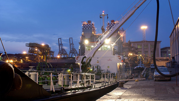 Bunkering a ship